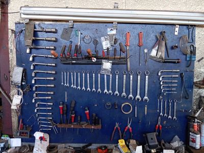 de nombreux outils accrochés au mur du garage