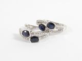 une paire de bagues en saphir et diamant sur fond blanc