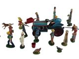 de nombreuses figurines représentant des personnes rassemblées autour d'un tracteur miniature