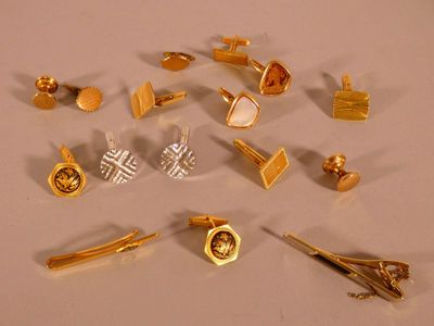 de nombreux types de bijoux en or posés sur une table
