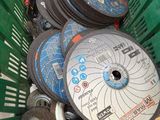 un panier vert rempli de disques de différentes sortes
