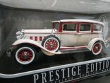 une maquette de voiture blanche et rouge exposée dans une vitrine