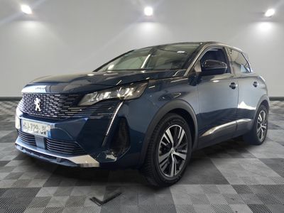 la voiture bleue est garée sur le sol en damier d'un garage