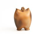 un petit vase orné d'un petit animal