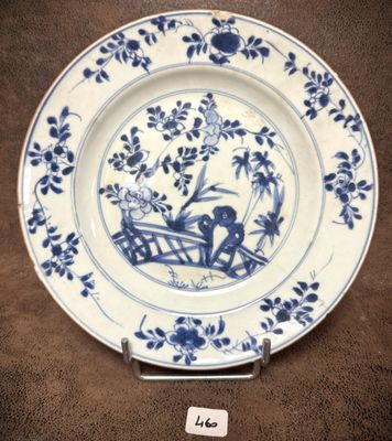 une image représentant une assiette bleue et blanche sur laquelle figure l'image d'un homme dans un bateau