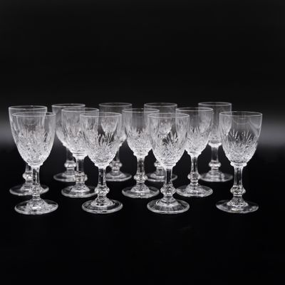 six verres à vin sont alignés sur une surface noire
