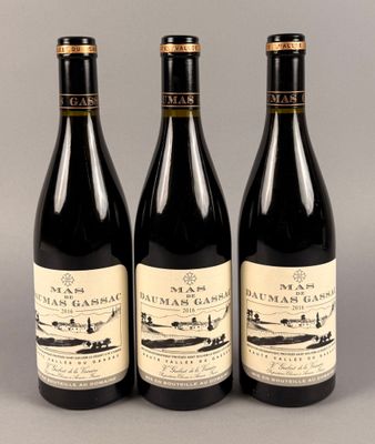 trois bouteilles de vin posées sur une table l'une à côté de l'autre