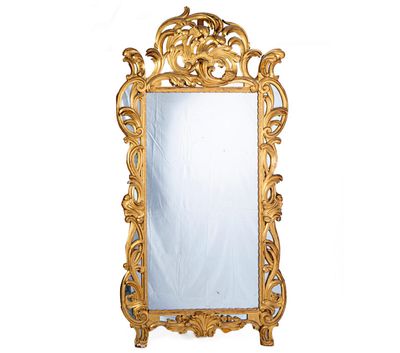 un miroir accroché au mur