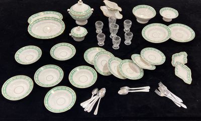 une table sur laquelle sont disposées de nombreuses assiettes et de nombreux couverts