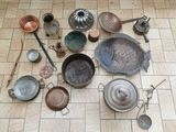 de nombreuses casseroles et poêles qui traînent par terre