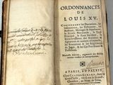 un vieux livre écrit posé sur une table