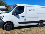 une camionnette blanche garée dans l'herbe