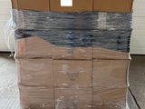 une palette remplie de cartons et une bouteille d'alcool