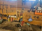 un établi avec de nombreux outils dans un garage
