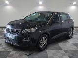 le 4x4 noir est garé dans le garage sur un sol en damier