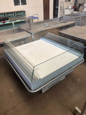 une photo d'une vitrine en verre posée sur une table