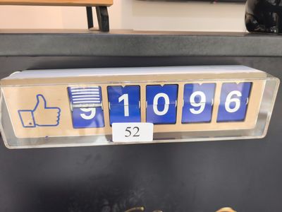 une horloge sur laquelle figurent un pouce levé et le signe du pouce levé