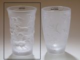 deux vases en verre posés sur une table