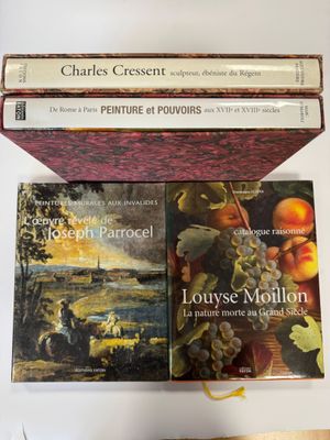 trois livres posés sur une table