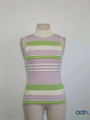 un gros plan sur le torse d'un mannequin portant un haut rayé vert et blanc