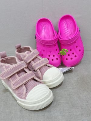 deux paires de Crocs roses et blanches et une paire de Crocs roses et blanches