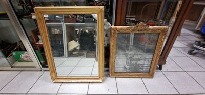 deux miroirs posés par terre l'un à côté de l'autre