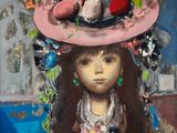 un tableau représentant une petite fille avec un chapeau sur la tête