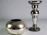 deux vases en argent posés l'un à côté de l'autre sur une table