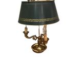 une image représentant une lampe munie d'un abat-jour vert