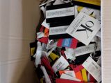 une boîte en carton remplie de nombreuses cartes de visite de toutes sortes