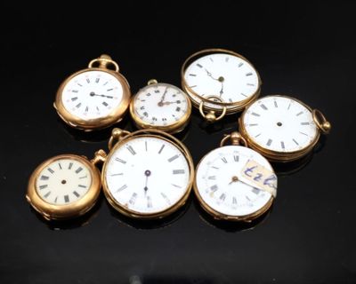 plusieurs modèles différents de montres de poche posées sur une surface noire