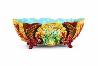 bol décoratif orné d'un motif décoratif sur le dessus, sur un fond blanc