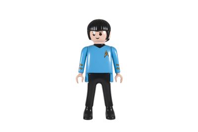 une figurine représentant un homme vêtu d'une chemise bleue et d'un pantalon noir