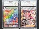 deux cartes à collectionner Pokémon dans des pochettes en plastique, posées sur une surface noire