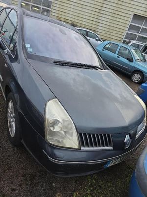 une photo d'une voiture garée sur un parking