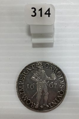 gros plan d'une pièce de monnaie sur une surface blanche