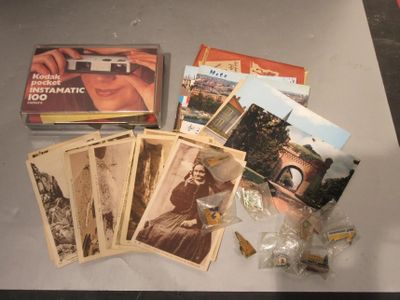 une table sur laquelle sont posées plusieurs vieilles photos