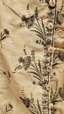 un gros plan sur un morceau de tissu orné de fleurs
