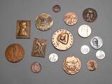 un lot de pièces de monnaie posées sur une table