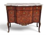 une commode ancienne avec dessus en marbre