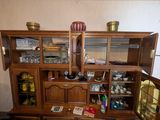 une armoire en bois avec une porte vitrée et une étagère à livres