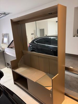 une photo d'une voiture dans un garage, avec un miroir accroché au mur
