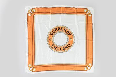 un drapeau orange et blanc sur lequel figurent les mots « Burberry England »