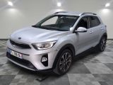 un SUV argenté garé sur un sol en damier dans un garage