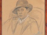 portrait d'un jeune homme coiffé d'un chapeau, assis sur une chaise