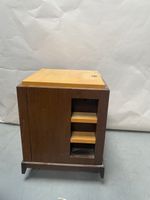 MEUBLE HIFI en bois de placage ouvrant par deux portes.