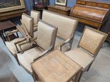 plusieurs chaises et une table dans une pièce où se trouve un piano