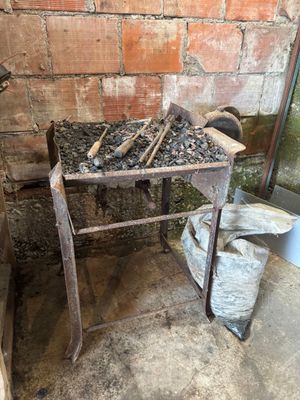 une petite table sur laquelle sont posées quelques pierres
