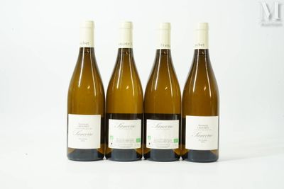 trois bouteilles de vin blanc sont alignées sur une surface blanche