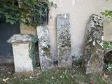 un groupe de vieilles pierres tombales disposées devant un bâtiment